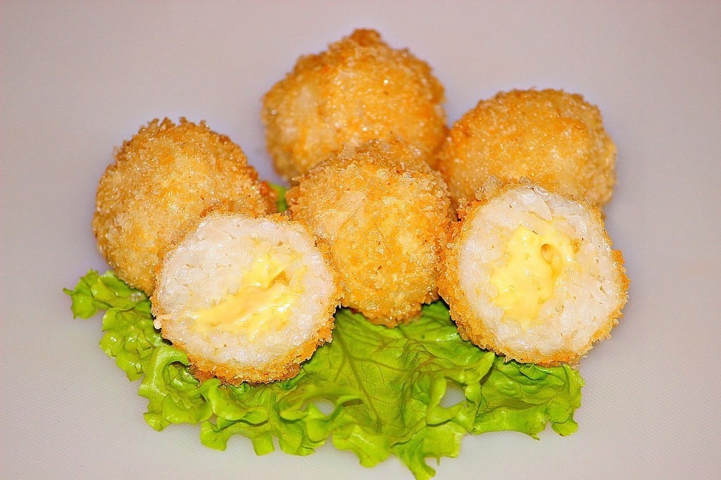 Рисовые шарики с угрем