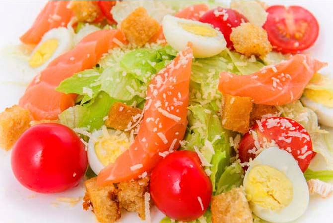 Салат «Цезарь с лососем»