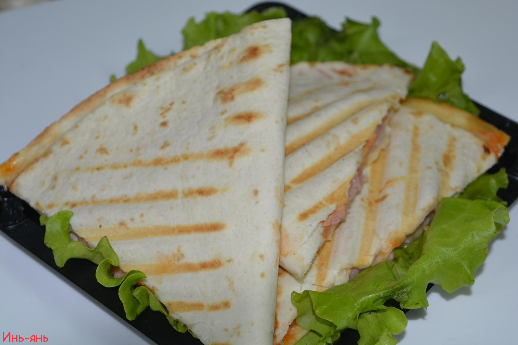 кесадилья с креветкой,лососем и сыром