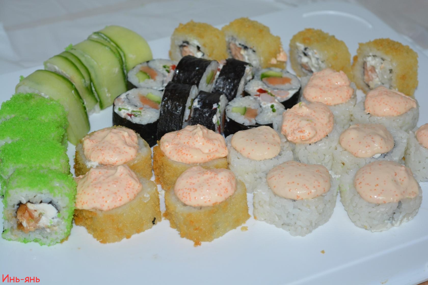 ролл "лосось сливочный". красивые роллы. суши оленегорск. суши и роллы. суши оленегорск.