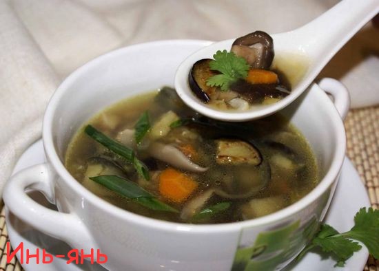 Грибной суп(подается с сухариками).